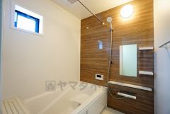 同仕様写真。1日の疲れを癒すくつろぎのバスルーム。足を伸ばしてもゆったりと入れるサイズです。お子様と一緒にお風呂に入っても狭くないですね^^