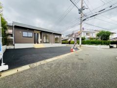 前面道路は交通量が少なく小さなお子様がいるご家庭も安心です＾＾ カースペースは停めやすい並列駐車4台駐車できます。