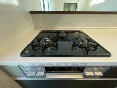 お手入れのしやすいIHクッキングヒーターです。 3口コンロなので、効率よくお料理が楽しめます。毎日のお料理も楽しくなりますね＾＾