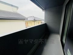 幅広のインナーバルコニーは多少の雨でも洗濯物を守ってくれ、家事を助けてくれること間違いなし。眩しすぎる日差しも和らげます。