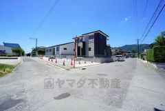 前面道路東側4ｍ、北側6.27ｍ。 北側は車の離合もスムーズにできます＾＾ 一戸建ての多いエリア。落ち着いた雰囲気で快適な生活を送れます。