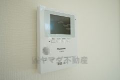 同仕様写真。防犯性もばっちり、TVモニター付きインターフォン完備。大きなモニターで玄関先を確認できます。録画機能が付いているので不在時の訪問者も確認できて安心です^^