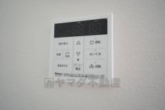 キッチン横からお湯張り、追い炊き、足し湯がボタン一つで楽々操作できる給湯機リモコンです＾＾忙しい夕飯の準備の時間帯に重宝しますね。