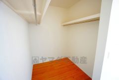 ハンガーパイプ付で散らかりがちな洋服類もきれいに整理できます。使用頻度が少ないものは枕棚の上に、足元には3段ボックスを置いて、フル活用できるクローゼットです＾＾