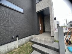 ブラウントーンの玄関扉＾＾外壁とマッチングしていてかっこいいですね＾＾家の顔となる玄関扉がかっこいいと、たくさんの人を招き入れたくなりますね＾＾