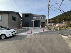 大型車の通行が少なく、騒音や振動が少ないので静かで快適な生活を送れます。 小さなお子様がいるご家庭も安心です＾＾