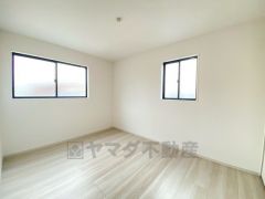 2面採光を確保した明るい室内は、風通しも良く、大変居心地の良い空間となっております。爽やかな風を感じて起きる朝は、快適生活の始まりに。