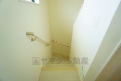 ご年配の方でも安心できる、手すり付き階段です＾＾段差も低めで設定されてますので安全性にも優れてますね＾＾