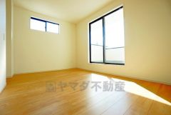 2面採光を確保した明るい室内は、風通しも良く、大変居心地の良い空間となっております。爽やかな風を感じて起きる朝は、快適生活の始まりに。