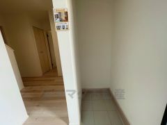 シューズインクロークも完備されており、玄関収納も問題ありません。棚の上にお花など飾ってインテリアも楽しめますね。