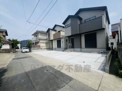 前面道路は交通量が少ないため小さなお子様がいるご家庭も安心です＾＾ スーパー・コンビニまで徒歩10分圏内。お買い物が便利＾＾