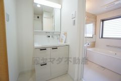 三面鏡つき洗面台。収納も一体型になっているので、ドライヤーやヘアアイロンの置き場に困りませんね。