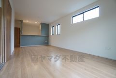 同仕様写真。対面式キッチンを中心としたリビングダイニングで家族の会話が弾みそうです。