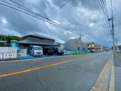 カースペースは停めやすい並列駐車3台付き。