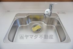 同仕様写真。広々とした凸型シンクに洗剤ポケットを標準装備。大きなお鍋など洗いやすいです。洗剤や石鹸、スポンジもすっきりできる収納付き。