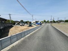 前面道路は大型車両の交通も少なく静かで快適な生活を送れます＾＾ 前面道路は6ｍ以上と駐車がスムーズにできます＾＾