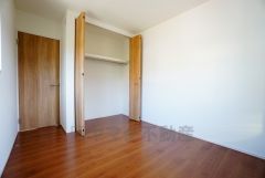 同仕様写真。住む人のこだわりを活かす洋室＾＾日当たりがよく、寝室としての利用もおすすめ。広めのクローゼットもあり荷物もすっきり片付けれ、ゆとりのある暮らしが出来ます＾＾