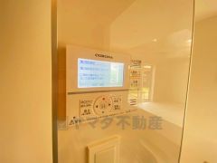 キッチン横からお湯張り、追い炊き、足し湯がボタン一つで楽々操作できる給湯機リモコンです＾＾忙しい夕飯の準備の時間帯に重宝しますね。