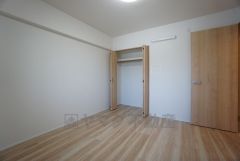 木目調のシンプルデザインで落ち着きと安らぎの空間に仕上げています。各部屋に収納が完備されているので、お荷物が多くなっても安心の設計です。 収納量たっぷりのクローゼット付です。ハンガーパイプ付で散らかり