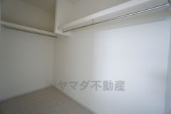 ハンガーパイプ付で散らかりがちな洋服類もきれいに整理できます。使用頻度が少ないものは枕棚の上に、足元には3段ボックスを置いて、フル活用できるクローゼットです＾＾