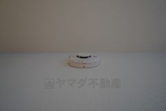 火災による煙や熱を感知して、警報音やブザー等で火災の発生を知らせてくれる火災警報器。