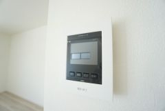 防犯性、セキュリティ対策に安心できるテレビモニター付きインターフォンです。セールスマン対策にもなり安心できます。