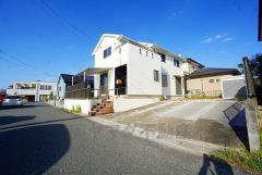 前面道路は公道西側約6ｍ。幅広く、車通りも少ないため離合や駐車がスムーズです＾＾