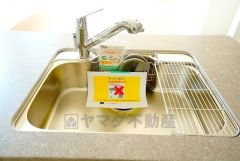 色も形もキレイなシンクは、広さも確保しているので、大きめの鍋も簡単に洗えます。