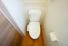 同仕様写真。温水洗浄機付トイレです。節水機能もあるので、安心して使えますね。