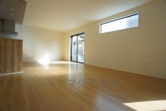 夏は強い日差しをカット、冬は暖かな遮熱高断熱型Low-Eガラスを採用。夏の強い日差しを約60%カットし、冷房効果を高めます。紫外線もカットするため紫外線による日焼けも抑制。