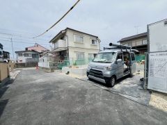 前面道路は居住者の通行のみで交通量が少なく小さなお子様がいるご家庭も安心です＾＾ カースペースは停めやすい並列駐車2台付き。