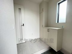 たっぷり収納できるシューズボックスです。家族全員の靴がきれいに整頓できます。棚の上にお花や写真を飾っても良いですね。