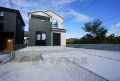 小中学校まで徒歩9分圏内とお子様の通学が安心です＾＾スーパー・コンビニ・ドラックストアまで徒歩11分圏内とお買い物も便利です＾＾