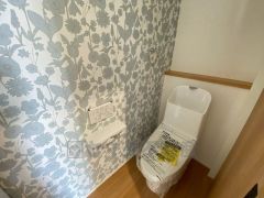 温水洗浄機付トイレです。節水機能もあるので、安心して使えますね。もちろん、1階2階の2ヶ所にトイレがあるので、忙しい朝にもゆとりができますね。