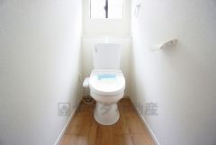 温水、暖房、ウォシュレット付の高機能トイレです。