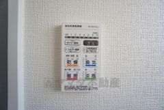 雨の日の洗濯も安心できる浴室暖房乾燥機付き浴室。リモコンで操作もボタン1つで簡単。 浴室暖房乾燥機には、暖房、乾燥、涼風、換気の4つの機能が付いています。タイマー付きです。