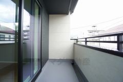 南側に面したバルコニーは日当たり良好です。お洗濯物も気持ちよく干せそうです。
