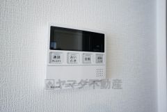 キッチン横からお湯張り、追い炊き、足し湯がボタン一つで楽々操作できる給湯機リモコンです＾＾忙しい夕飯の準備の時間帯に重宝しますね。