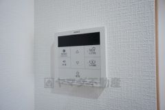 給湯器リモコンはキッチン横からボタンひとつで操作が楽々。通話ボタン付きでお子様とも会話ができて安心です。
