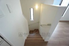 ご年配の方でも安心できる、手すり付き階段です＾＾段差も低めで設定されてますので安全性にも優れてますね＾＾