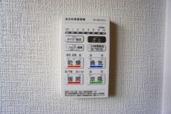 雨の日の洗濯も安心できる浴室暖房乾燥機付き浴室。リモコンで操作もボタン1つで簡単。 浴室暖房乾燥機には、暖房、乾燥、涼風、換気の4つの機能が付いています。タイマー付きです。