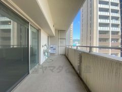 幅広のインナーバルコニーは洗濯物を守りやすく、眩しすぎる日差しも和らげます。テーブルとイスを置いてカフェタイムや日光浴、星を眺めたりも良いですね^^水栓あり。