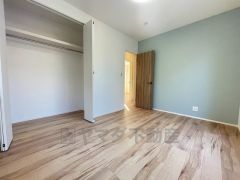 住む人のこだわりを活かす洋室＾＾日当たりがよく、寝室としての利用もおすすめ。広めのクローゼットもあり荷物もすっきり片付けれ、ゆとりのある暮らしが出来ます＾＾