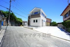 前面道路は交通量が少ないため、小さなお子様がいるご家庭も安心です＾＾ 大型車両の通行も少なく静かで快適な生活を送れます＾＾