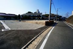 前面道路は公道北東側約4.97ｍ。車通りも少なく、安全性も確保。