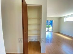 キッチン横可動棚式パントリー。食器やキッチン用品、食料品の保存に便利です＾＾可動棚式なので高さのある物もスッキリ収納できます＾＾