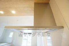 調理により発生する油煙や臭いを吸い込み、屋外へ排気してくれます。
