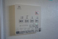同仕様写真。浴室暖房乾燥機には、暖房、乾燥、涼風、換気の4つの機能が付いています。タイマー付きです。