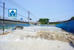 西鉄バス「西鉄工場」停まで徒歩3分。コンビニまで徒歩5分。イオン穂波ショッピングセンターまで車で約8分（2.3ｋｍ）