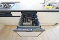 家事の時間が短縮できる食器洗浄乾燥機付。後片付けもラクラクです。 食器を洗う手間が減るので家族とのコミュニケーションの時間や自分の時間が増えますね。